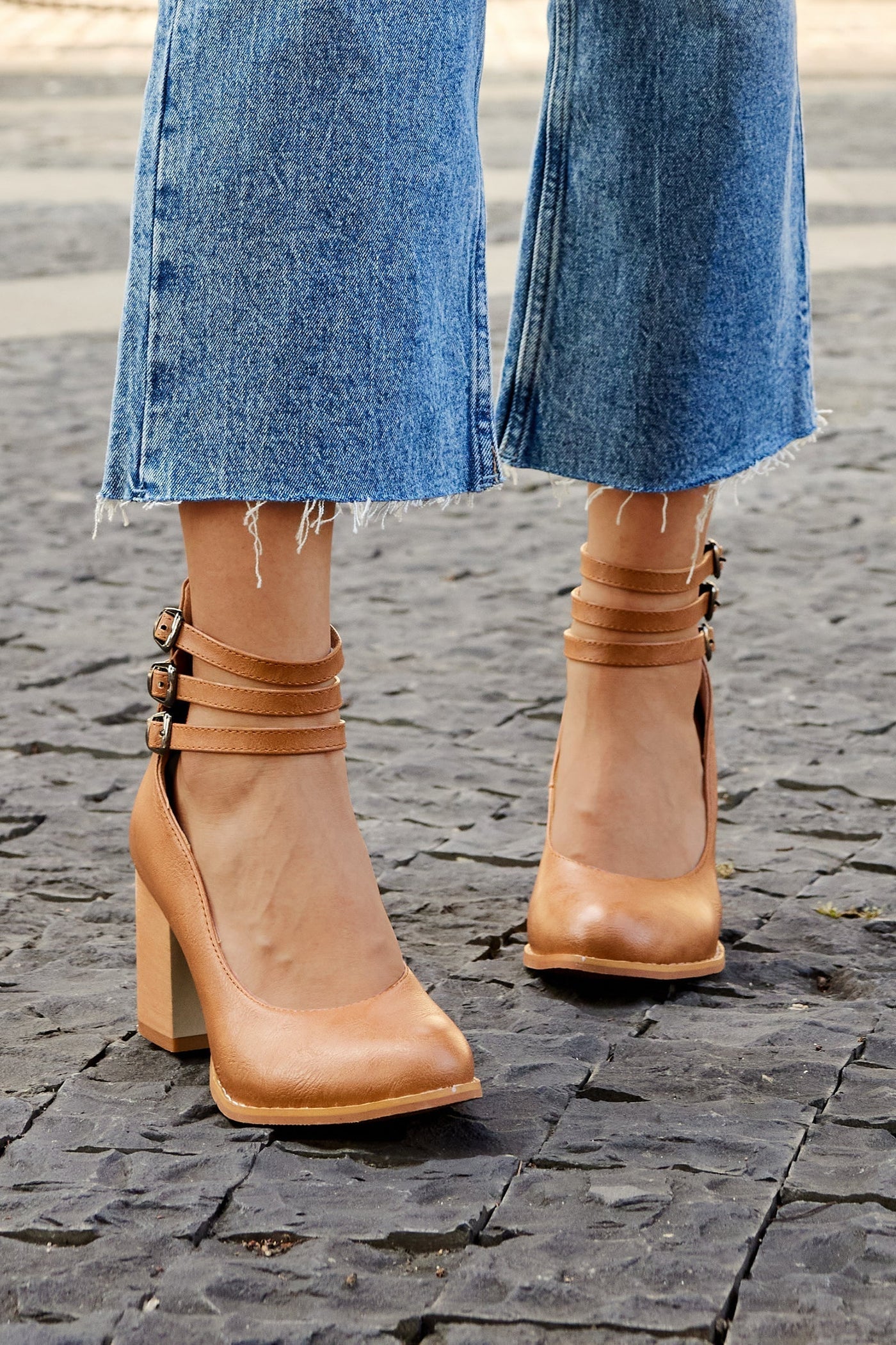 Casilda | Sandales lisses avec bride à la cheville et talon épais